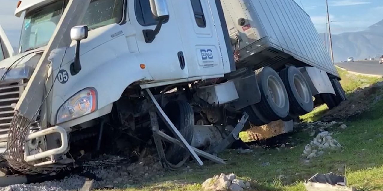Tractocamión sale del camino, causa daños y huye en Ramos Arizpe