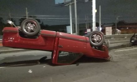 En estado de ebriedad provoca volcadura y deja persona lesionada en Saltillo