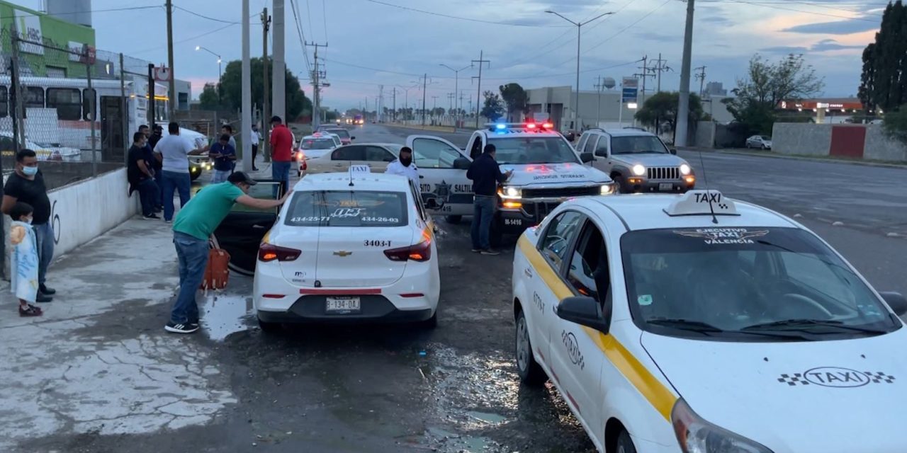 Taxista provoca choque al quitar derecho de paso en Saltillo