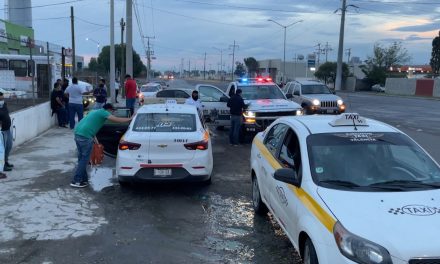 Taxista provoca choque al quitar derecho de paso en Saltillo