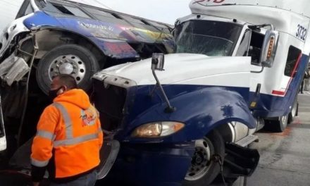 Mata tráiler a cuatro personas que esperaban subir a camión de pasajeros en EdoMex