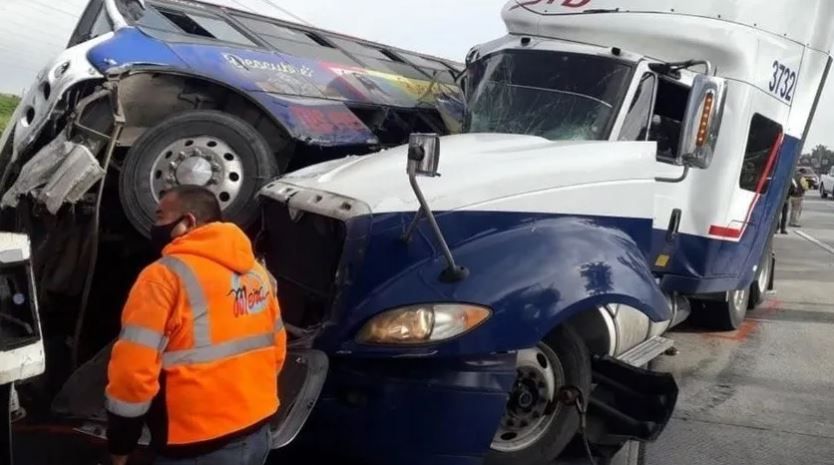 Mata tráiler a cuatro personas que esperaban subir a camión de pasajeros en EdoMex