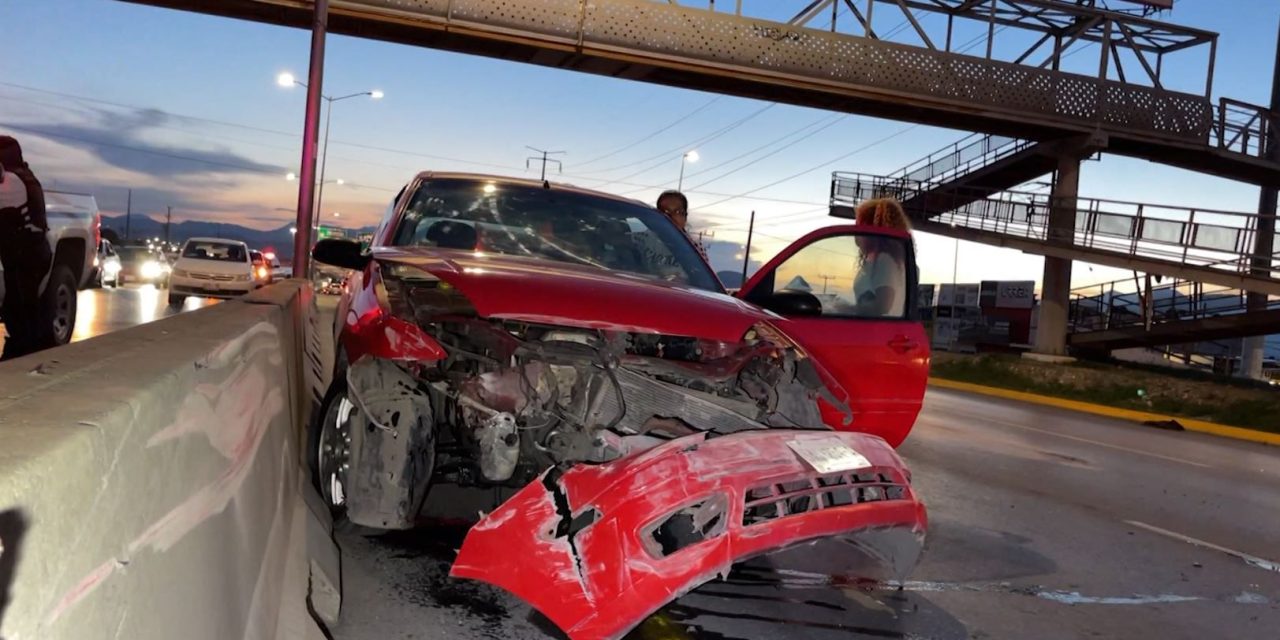A exceso de velocidad destroza su auto en Fundadores Saltillo
