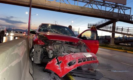 A exceso de velocidad destroza su auto en Fundadores Saltillo