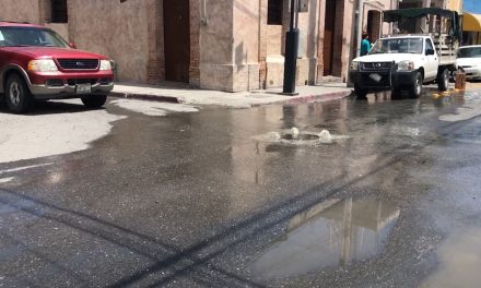 Atiende Aguas de Saltillo, fuga en pleno Centro Histórico