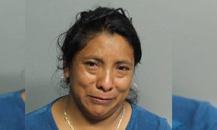 Olvida a pequeña en auto y fallece, le dan 25 años de cárcel