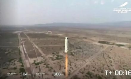 Jeff Bezos regresa a tierra tras 10 minutos y 10 segundos en el espacio