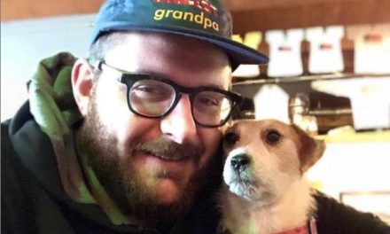 Hombre se  viraliza por viajar… con su perrita disecada