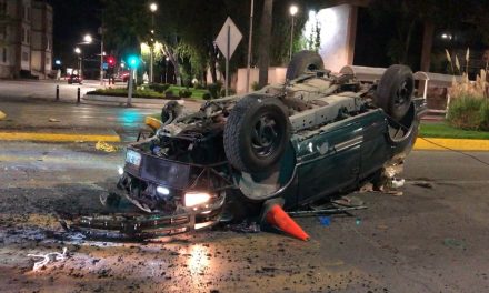 Joven en estado de ebriedad destroza su vehículo en Saltillo