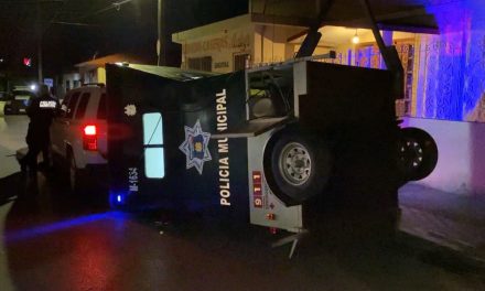 Una mujer derriba caseta de la Policía Municipal en Saltillo