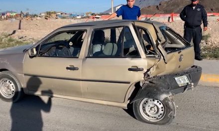Joven que se identificó como elemento de Fuerza Civil choca en Saltillo