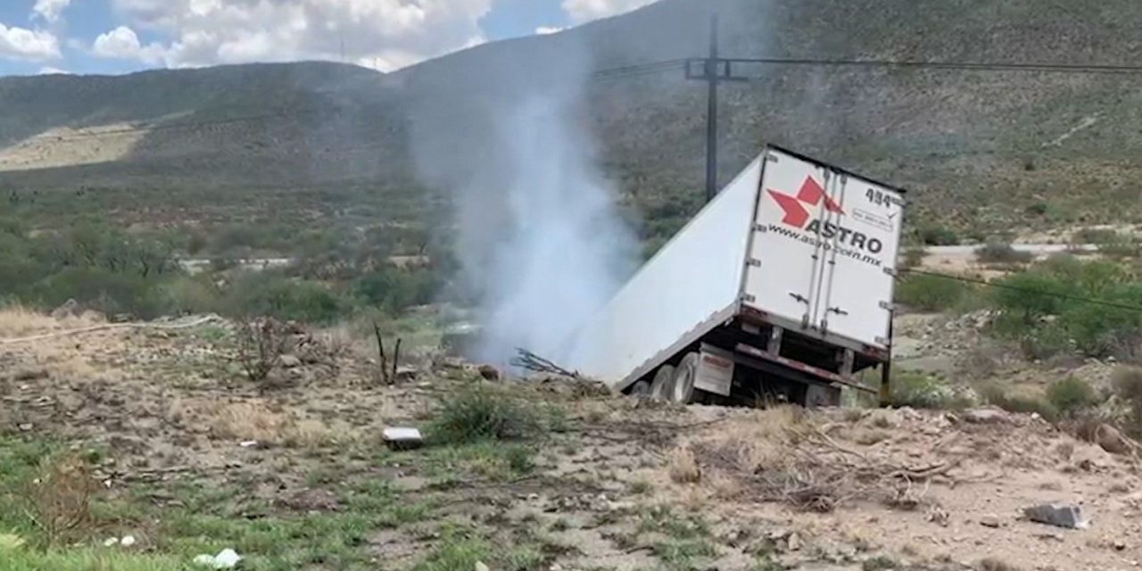 Tráiler se incendia y termina en un barranco en la carretera Saltillo-Torreón