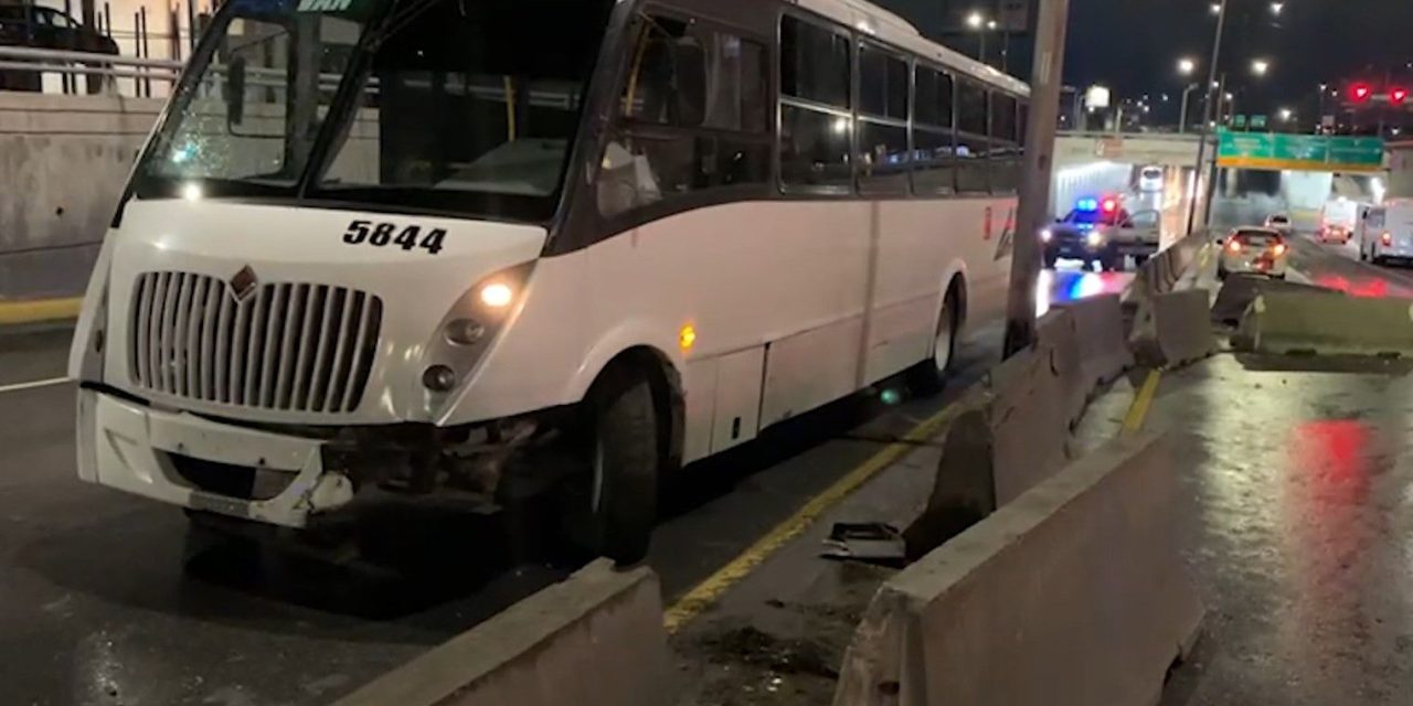 Camión choca contra muro de contención por pavimento mojado en Saltillo