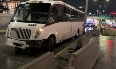 Camión choca contra muro de contención por pavimento mojado en Saltillo