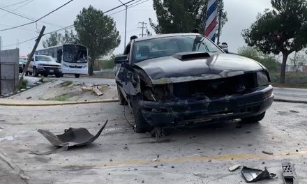 Mujer se queda dormida y derriba poste telefónico en Saltillo