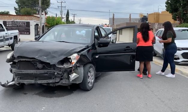 Mujer no hace alto y provoca accidente en Saltillo