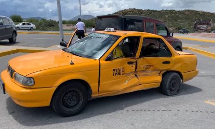 Mujer le quita el derecho de paso a un taxi y provoca accidente en Saltillo