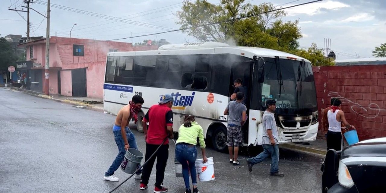 Se incendia camión de transporte de personal en Saltillo