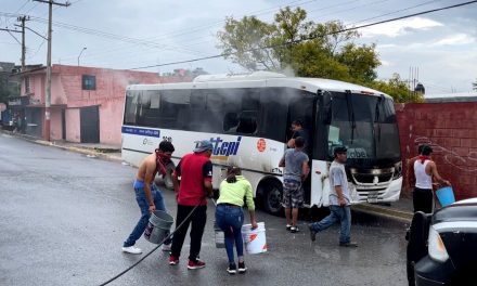 Se incendia camión de transporte de personal en Saltillo
