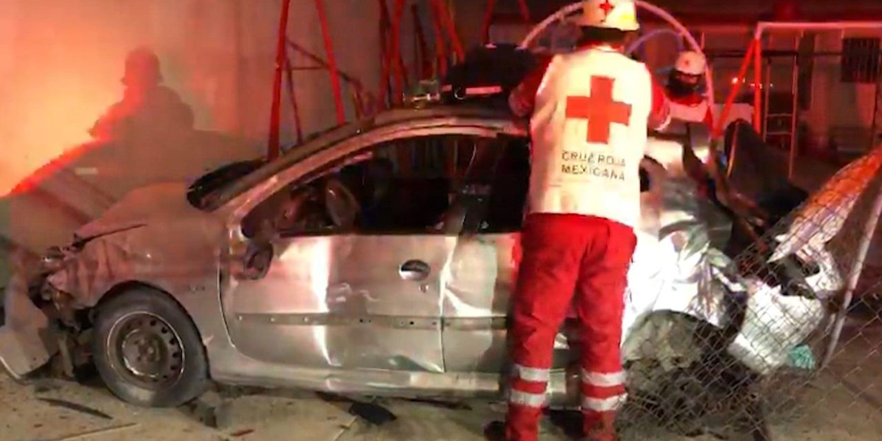 Se debate entre la vida y la muerte joven que estrella su vehículo contra una barda en Saltillo