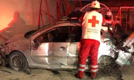 Se debate entre la vida y la muerte joven que estrella su vehículo contra una barda en Saltillo