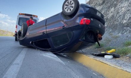 Se registra aparatosa volcadura en la carretera Mty-Saltillo