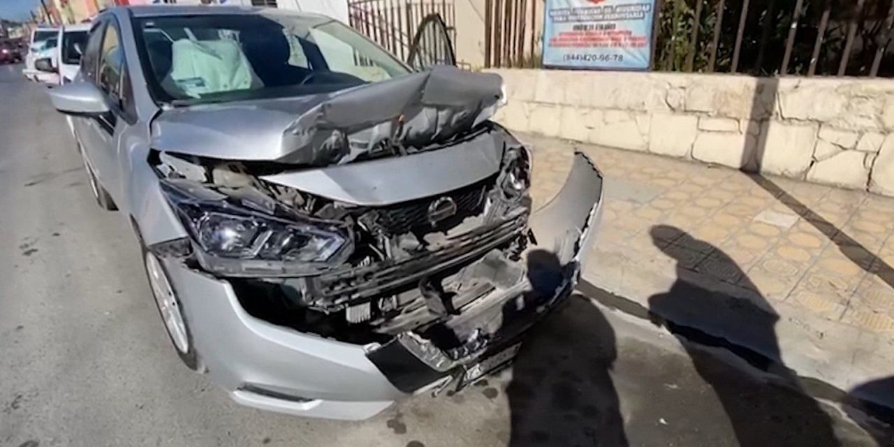Hombre se distrae al volante y ocasiona choque en el centro de Saltillo