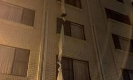 Sujeto hace una cuerda de sábanas para escapar por la ventana de un hotel donde estaba en cuarentena
