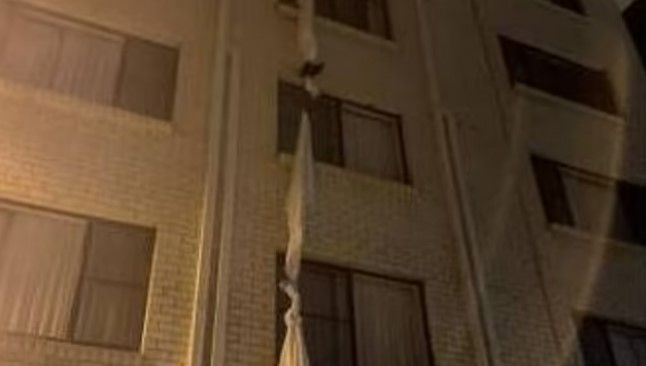 Sujeto hace una cuerda de sábanas para escapar por la ventana de un hotel donde estaba en cuarentena