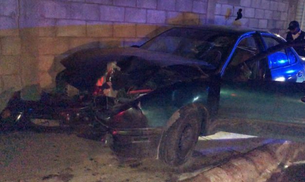 Borracho choca contra un poste de concreto en Saltillo