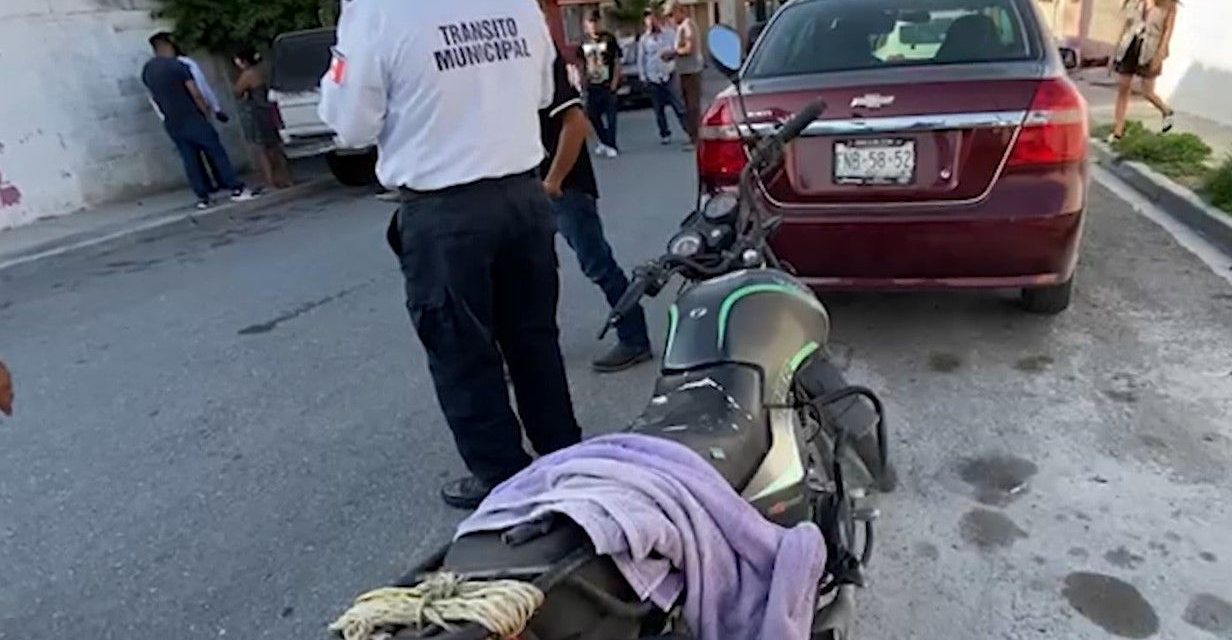 Conductora arrolla y manda al hospital a motociclista en Saltillo