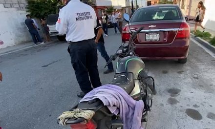 Conductora arrolla y manda al hospital a motociclista en Saltillo