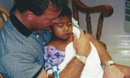 Papa gay adopta a niño en Camboya… hoy brilla en los Juegos Olímpicos