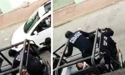¡Me lastiman! Policías patean a mujer en la cara luego de ser detenida