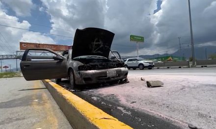 Se incendia auto en Saltillo por culpa de un corto circuito