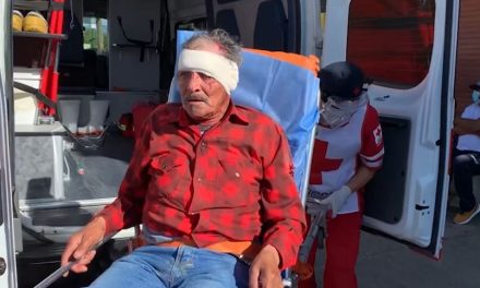 Septuagenario cruza la calle sin precaución y lo atropellan