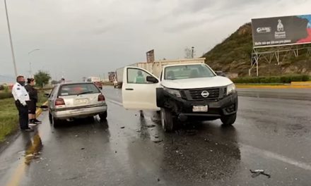 Derrapa y provoca accidente