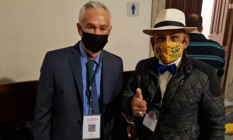 Lord Molécula presume foto con Jorge Ramos luego de discusión con AMLO