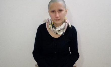 Mujer fingía tener cáncer y recolectaba dinero por redes sociales