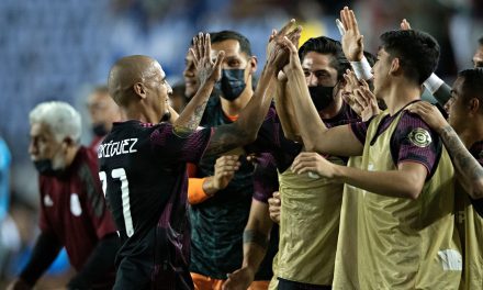 México derrota a El Salvador y avanza como líder de grupo