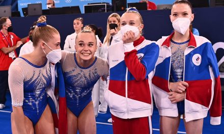 Rusia gana oro por equipos en gimnasia artística femenina