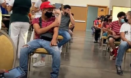 Grita al recibir la vacuna contra COVID-19 y se vuelve viral