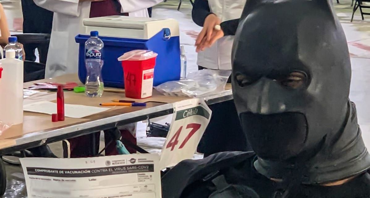 Se vacuna Batman contra Covid
