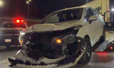 Estrella su auto contra un negocio