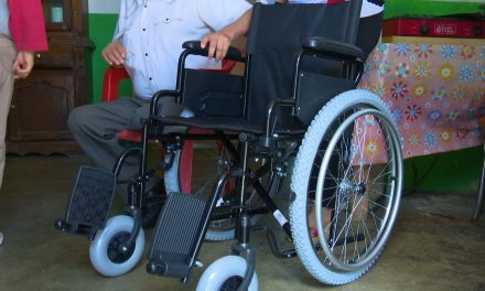 Fundación RCG entrega silla de ruedas