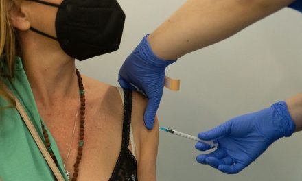 Mujeres en Noruega reportan aumento en sus pechos tras recibir la vacuna antiCovid