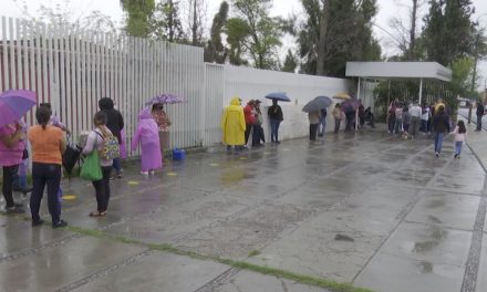 Hacen fila desde las seis de la mañana para obtener ficha de segunda dosis de vacuna Pfizer