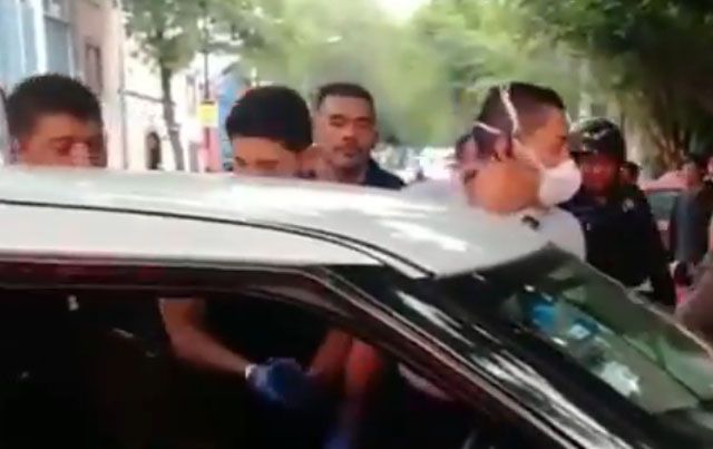 Paramédico se aprovecha de hombre baleado… ¡le roba mientras lo auxiliaba!