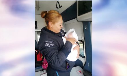 Elemento de Seguridad de Saltillo ayuda a mujer en labor de parto