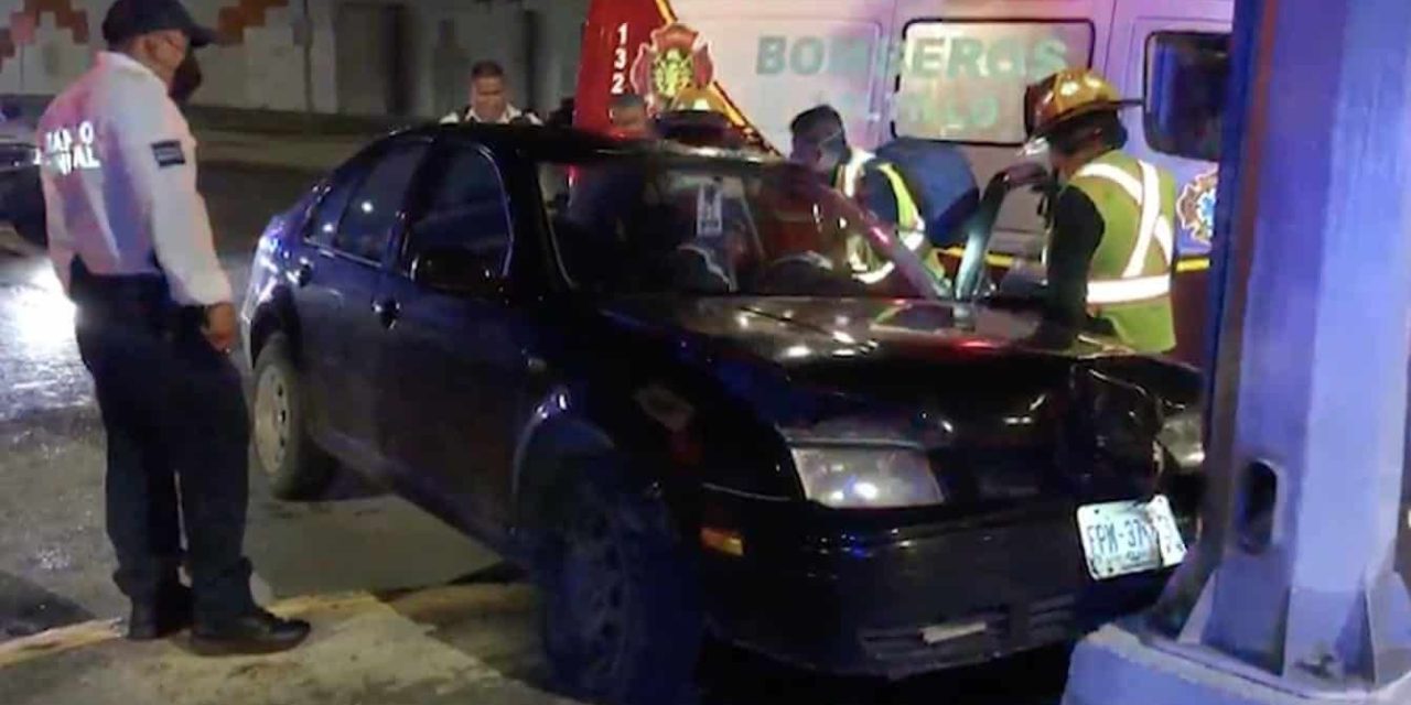 Dormita y choca contra poste